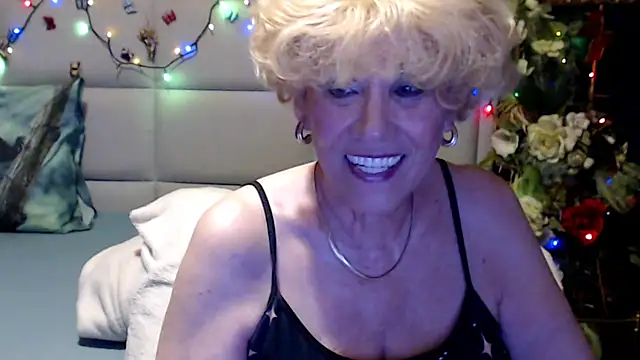 HappyWomanOn webcam