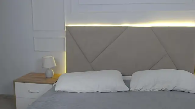 ArianaMilss webcam