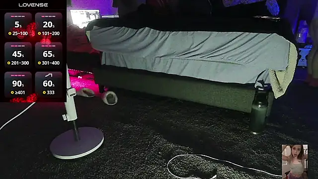Blondiewithanass webcam
