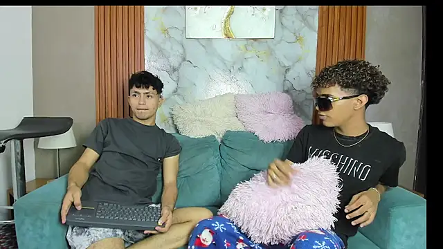 VERY_HOT_GUYS webcam