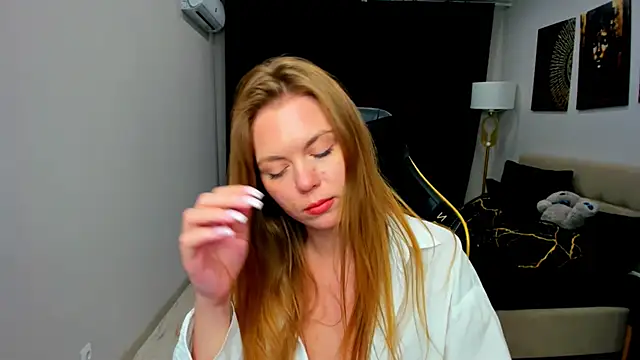 Strawberrye live cam on StripChat