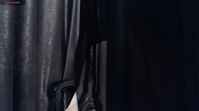 LadyAverrySquirt11 live cam on StripChat