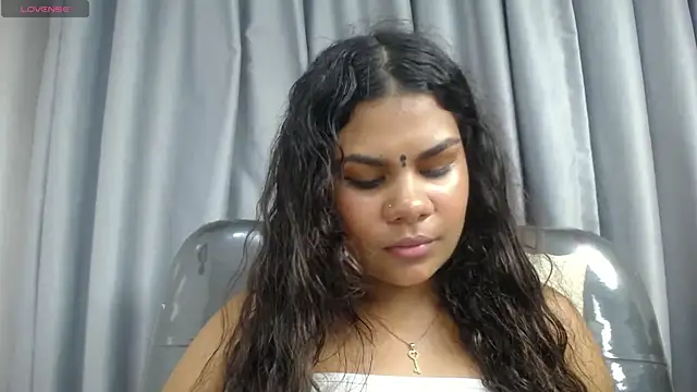 yaazhinii webcam