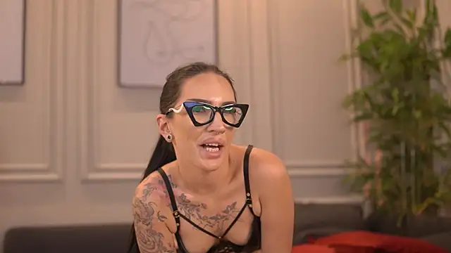 KyraReign webcam