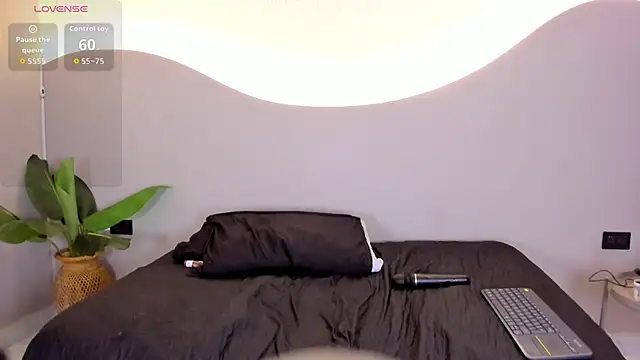 ainaah_ live cam on StripChat