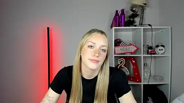EvelynBlond webcam