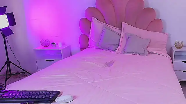 MiaColucci18 webcam