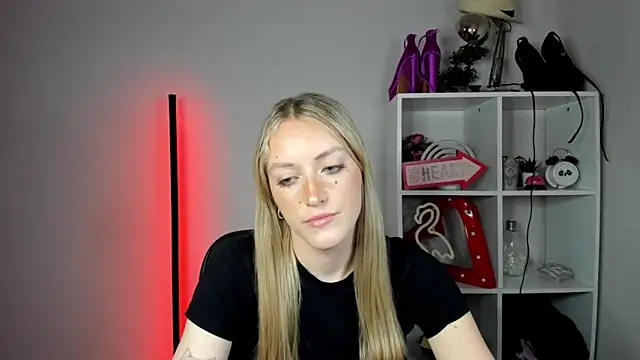 EvelynBlond live cam on StripChat