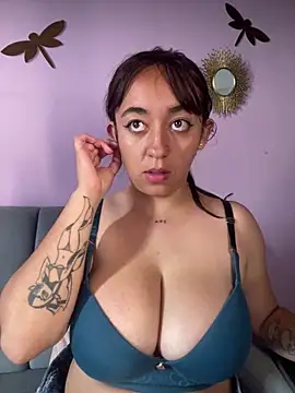 Im_Luuu live cam on StripChat