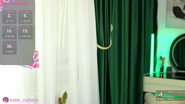 KatieCutieXooo live cam on StripChat