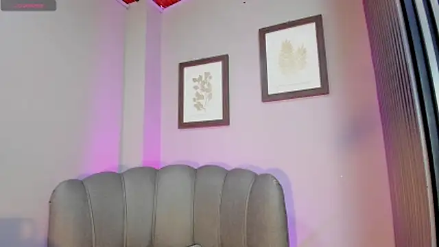 Roxanna_moore live cam on StripChat