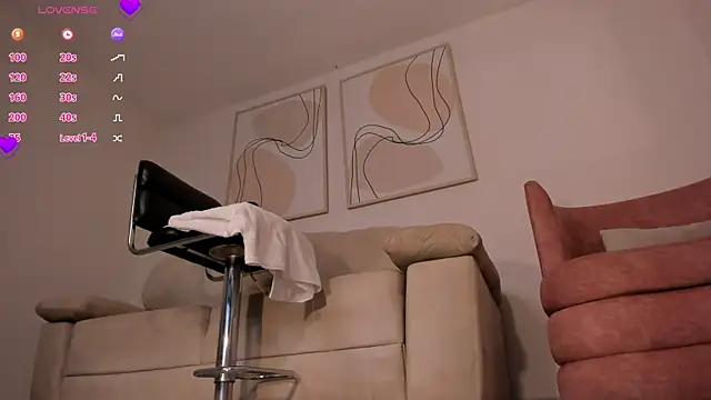 MaryLewis_ webcam