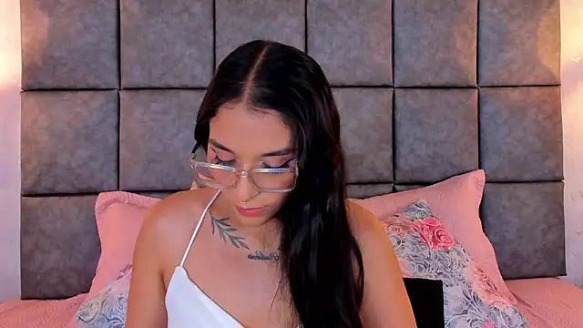 Roseaurora live cam on StripChat