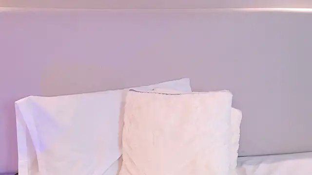 NaomiKlarc webcam