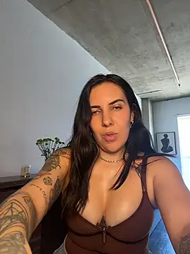 Lolathebaddie live cam on StripChat