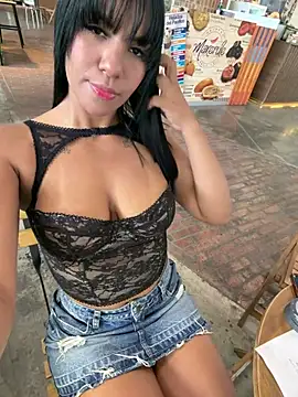 MonserratJons01 live cam on StripChat