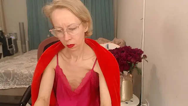 LuxuryNika live cam on StripChat