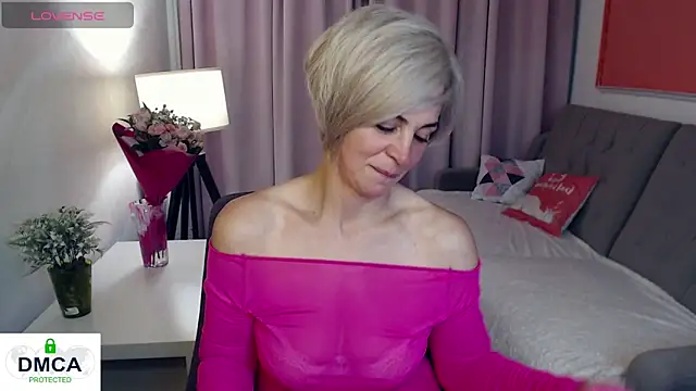 Blonde_lola444 webcam