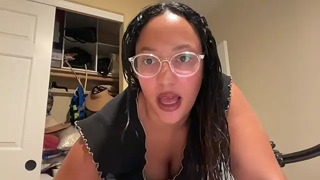 dreamyriri (F young) - strip tease with full pussy spread