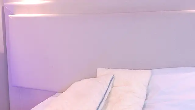 NaomiKlarc webcam
