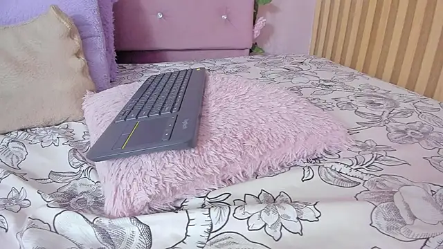 lovely__kiss__ - Lovely__kiss__'s free webcam - UK Sex Cams
