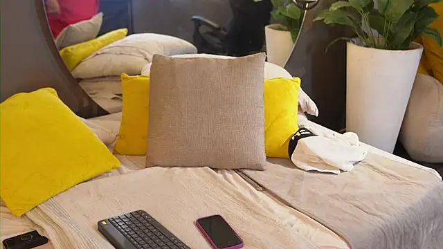 Mia_and_Belmonth live sex cam