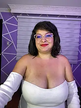 MiiaaJoness webcam
