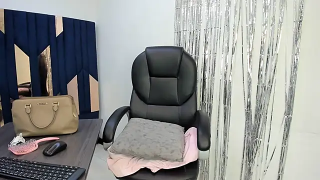 Aisha_hotts777 webcam