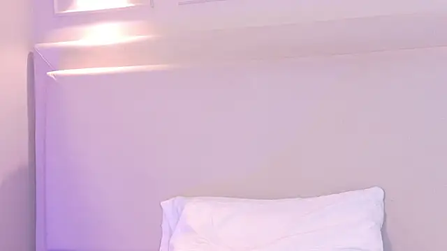 NaomiKlarc webcam