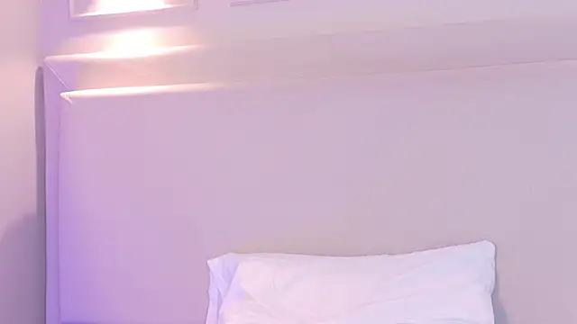 NaomiKlarc webcam