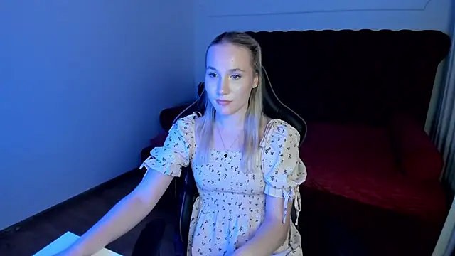 ElaraVoltage live cam on StripChat
