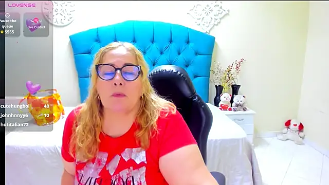Nayla_Garner live cam on StripChat