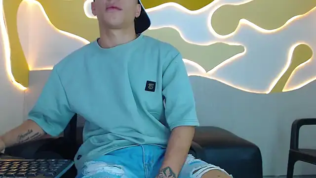 Hollmanhot live cam on StripChat