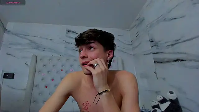 Ari_and_Storm webcam