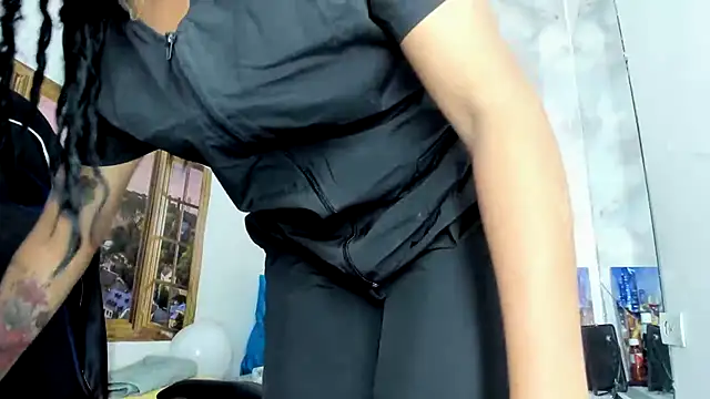 EllyBloom webcam
