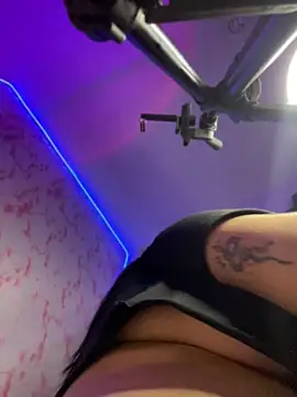 KaroVelvet live cam on StripChat
