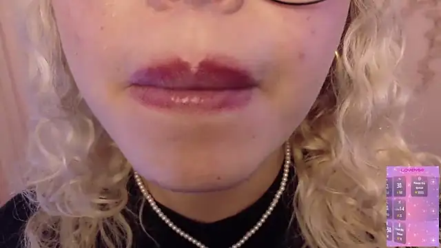 Haelycute live cam on StripChat
