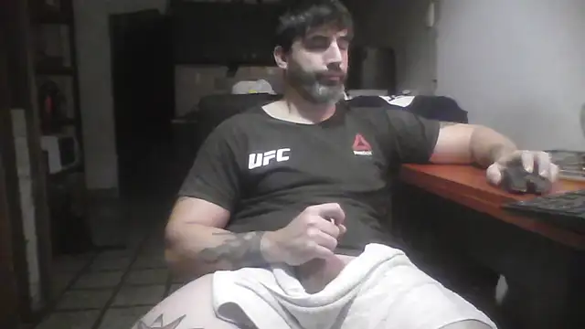 ozzypsico13 live cam on StripChat