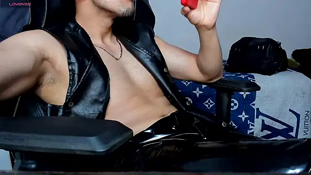 Tommy_Bred live cam on StripChat