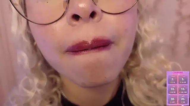 Haelycute live cam on StripChat