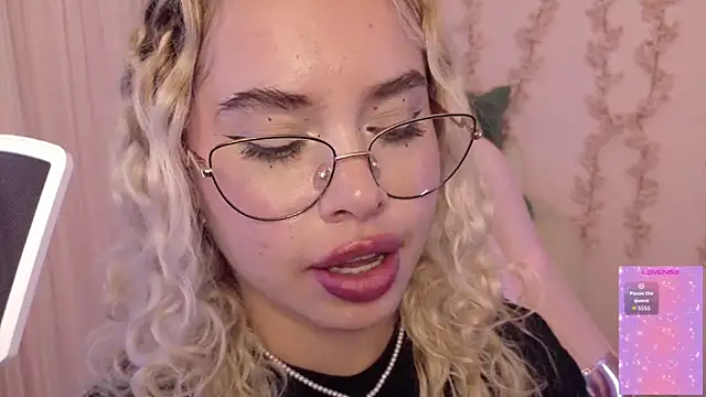 Haelycute live cam on StripChat