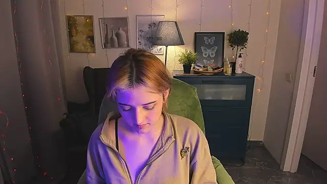 SarahShelby live cam on StripChat