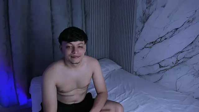 RaiderandRoxie1 live cam on StripChat