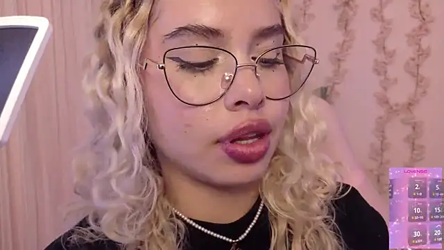 Haelycute live cam on StripChat