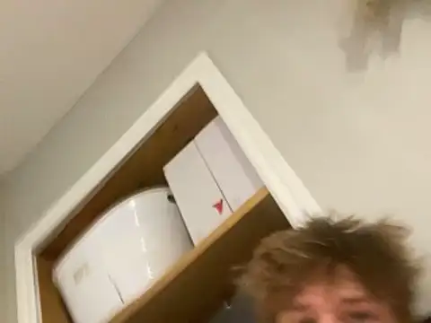 yourwhiteboy1 live cam on StripChat