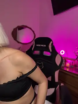 Cinamoonn live cam on StripChat