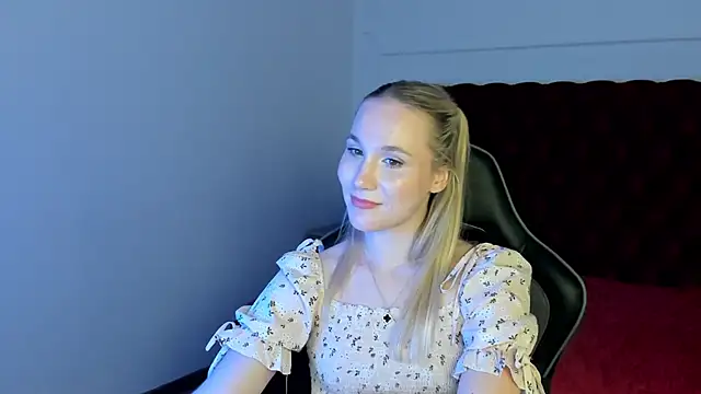 ElaraVoltage live cam on StripChat