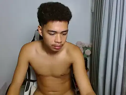curlyasian_njxx live cam on StripChat