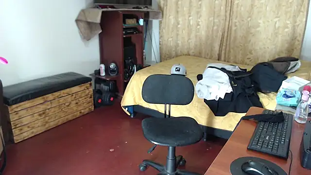 AlejoMoretti live cam on StripChat