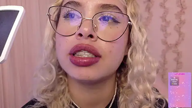 Haelycute live cam on StripChat